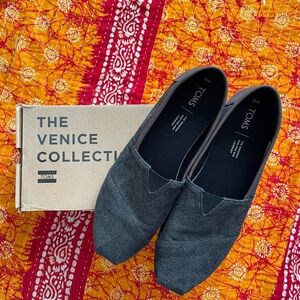 Toms Navy Blue Loafers Sleek Minimalist Slip-Ons